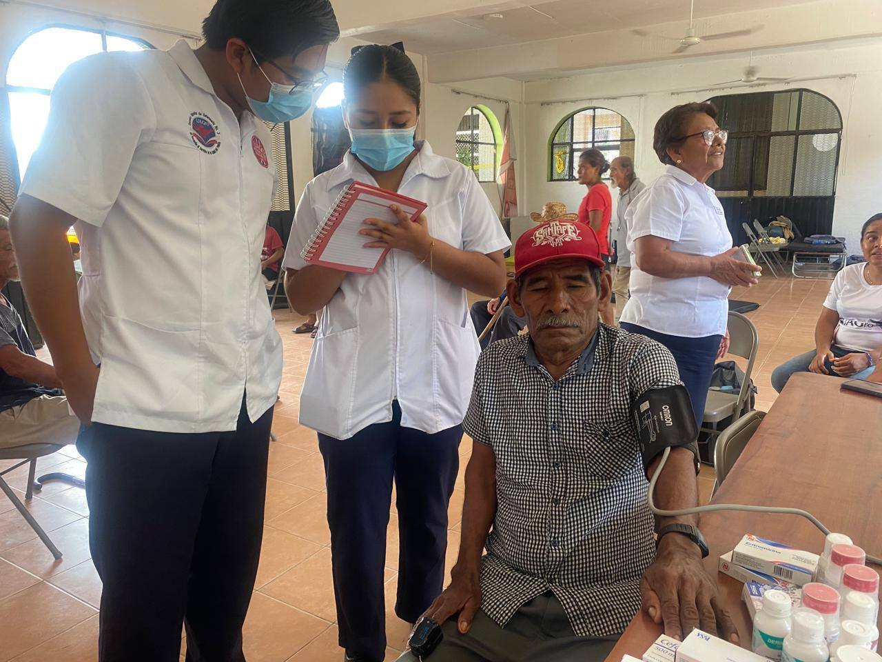BRIGADISTAS DE LA UAGRO APOYAN A FAMILIAS EN ZONAS AFECTADAS POR EL HURACÁN ERICK