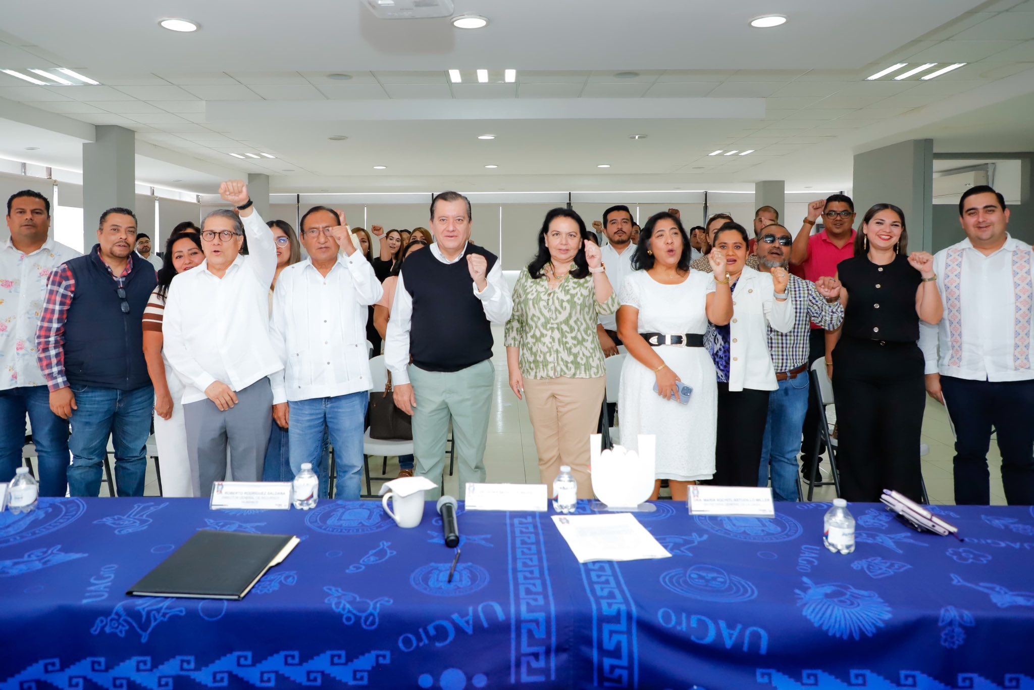 ENTREGA EL RECTOR DE LA UAGRO BECAS A TRABAJADORES DEL STTAISUAGRO PARA FORTALECER SU FORMACIÓN ACADÉMICA