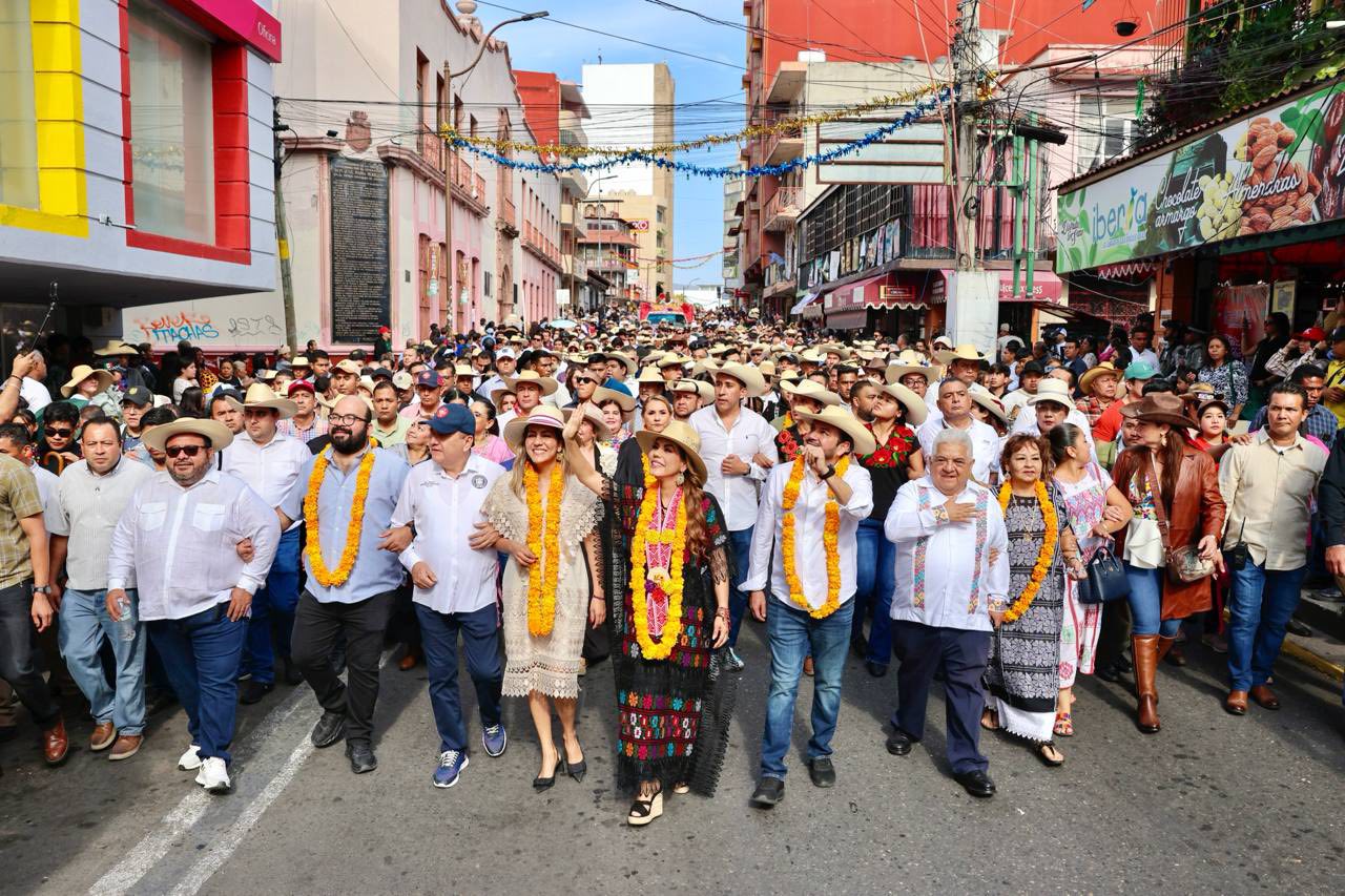 EL RECTOR DE LA UAGRO ACOMPAÑÓ A LA GOBERNADORA EN EL 200 ANIVERSARIO DEL PASEO DEL PENDÓN EN CHILPANCINGO 