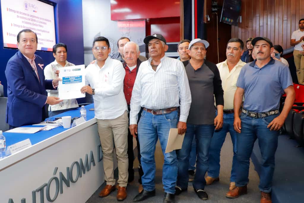 EJIDATARIOS DE LA COMUNIDAD DE YEXTLA ENTREGAN AL RECTOR DE LA UAGRO ACTA DE DONACIÓN DE TERRENO PARA EL CAMPUS SIERRA