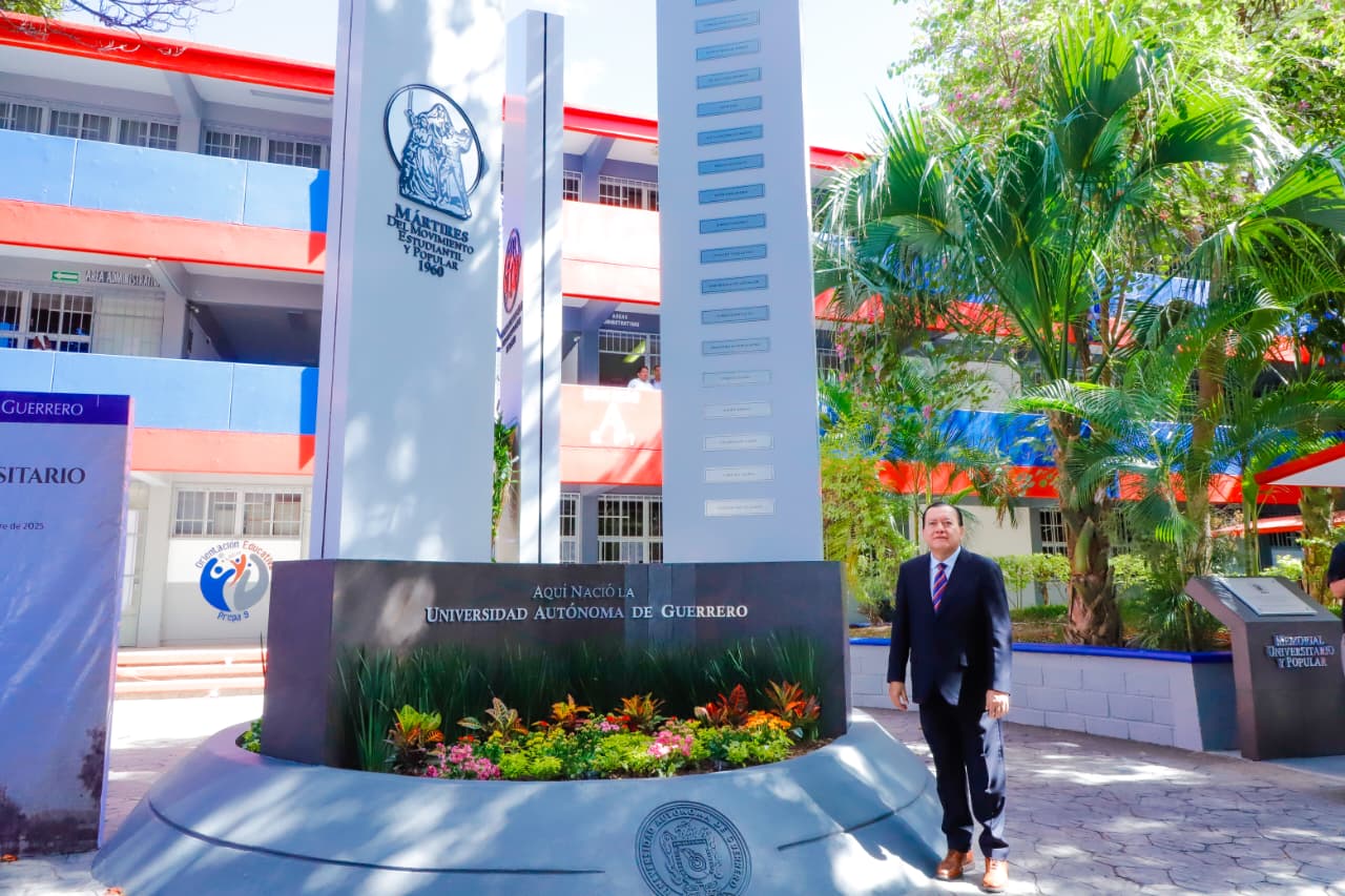 EL RECTOR JAVIER SALDAÑA INAUGURÓ MEMORIAL DEDICADO AL COMITÉ DE HUELGA, LOS MÁRTIRES DE 1960 DE LA UAGRO Y LOS DESAPARECIDOS DE LA GUERRA SUCIA EN GUERRERO 
